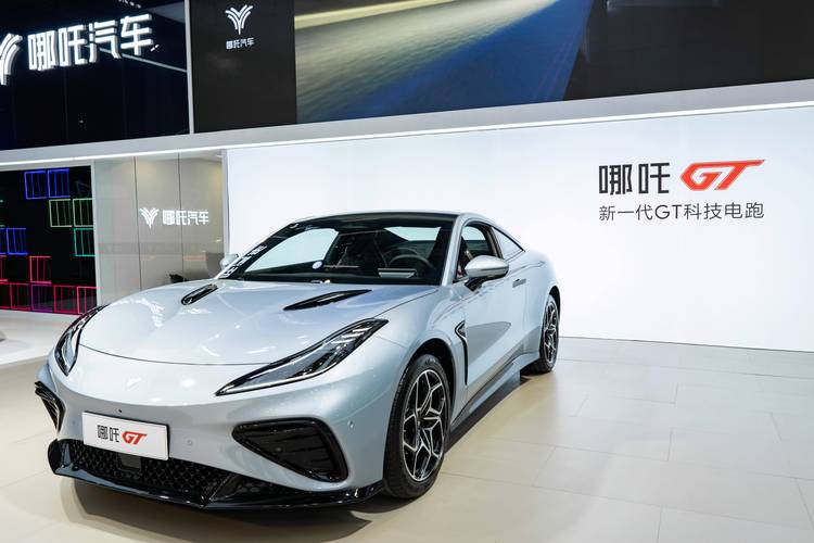 深圳261哪吒汽车在智能汽车领域的表现，领途汽车在新能源汽车市场中的影响力